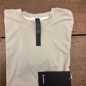 lululemon athletica Men's Light Tan short Sleeve t shirt Medium New with Tags